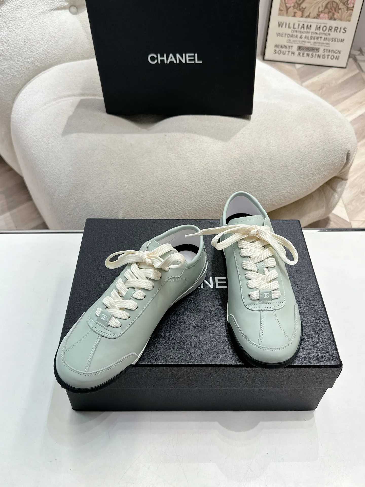 👟👟Ex-factory price 560👟👟 Chanel Grandma 2024 counter top casual sports shoes This classic design; the upper is electro-embroidered with a variety of techniques; the outsole is fashionable and sporty; it is unusual to incorporate a variety of color matching elements... The diversified mix and match is very good-looking and versatile, casual, fashionable, sports and outdoor can be taken into account... ꫛꫀꪝ Go➫ Material: ❶Upper is made of: Original imported high silk cow suede + small fragrance fabric ❷Inner lining: original imported breathable sheepskin lining ❸Outsole based on: original TPU combination outsole Special counter boutique packaging complete set for women 35–41